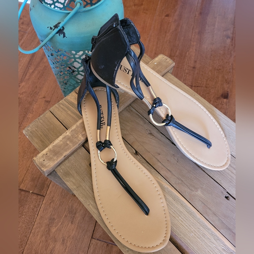 Flat sandal